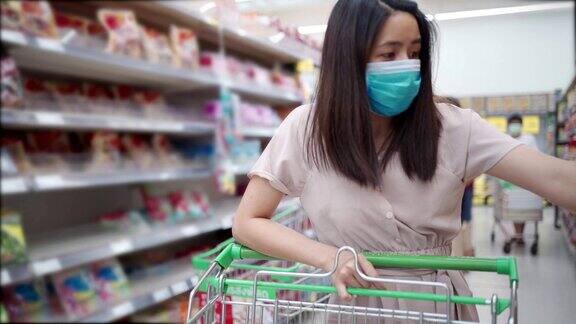 女性口罩在超市购买食品
