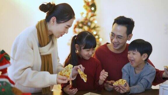 一家人一起吃圣诞晚餐