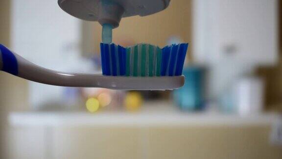 把蓝色的牙膏放在牙刷上