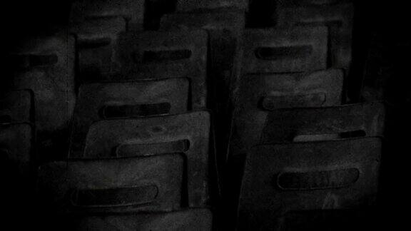 荒凉的城市废弃的电影院大厅用旧胶片拍摄的空椅子