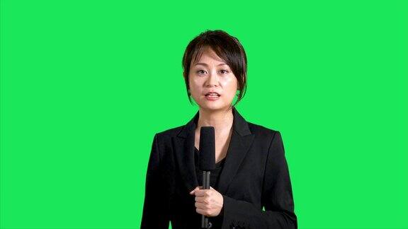 绿色屏幕上的中国新闻记者
