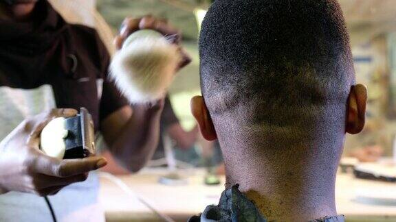 理发师用理发器给他的客户理发
