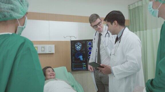 医疗队医生在手术前会见病人的床