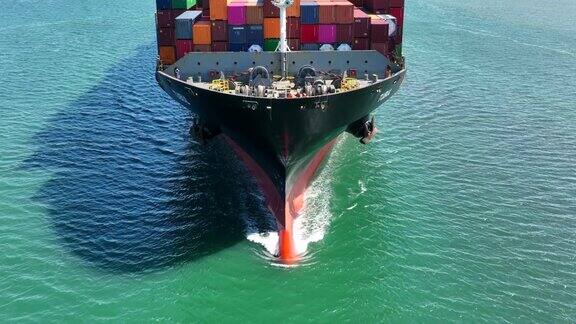 集装箱船进港装卸国际货物