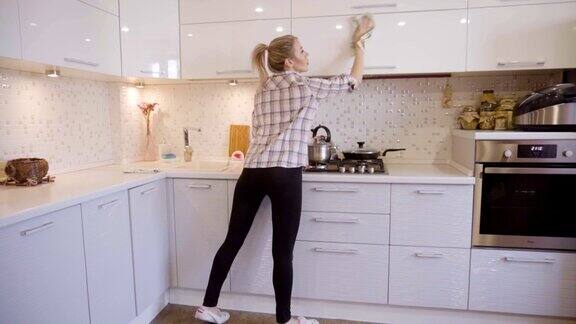 年轻女子做家务和打扫厨房