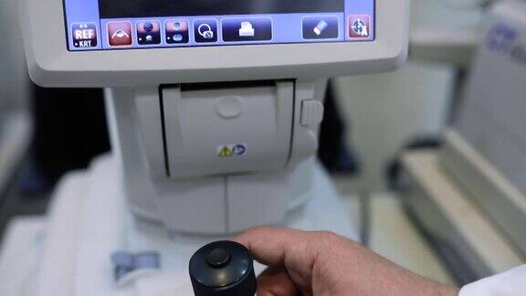 眼科医生和女患者在屈光度检查实验室眼科保健医疗诊断