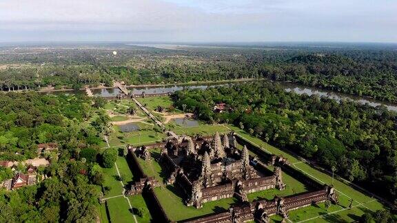 鸟瞰柬埔寨暹粒市附近的吴哥窟遗址