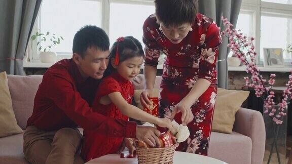 亚洲家庭准备庆祝中国新年