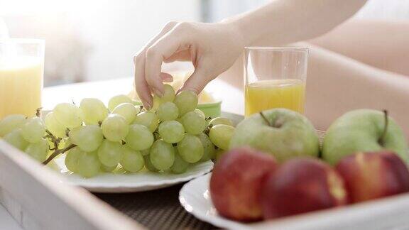 早餐喝果汁和水果
