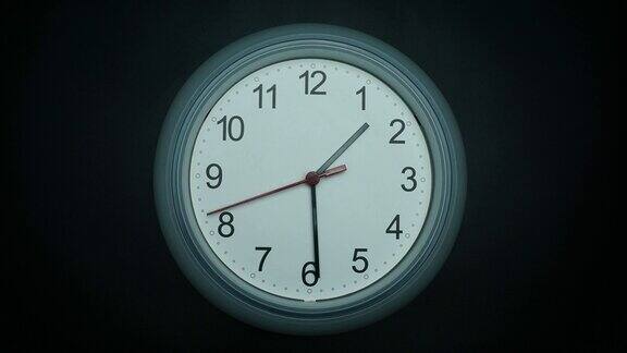 白色挂钟显示的时间是下午两点