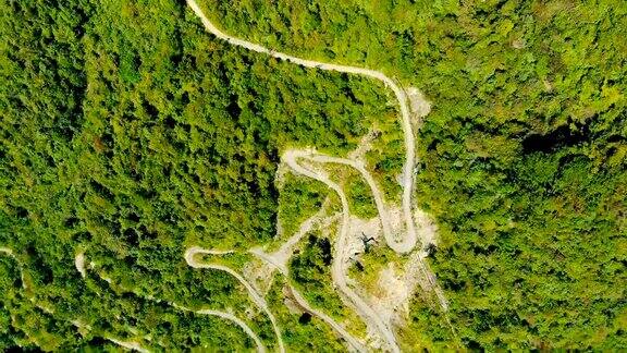 鸟瞰山间乡村蜿蜒道路