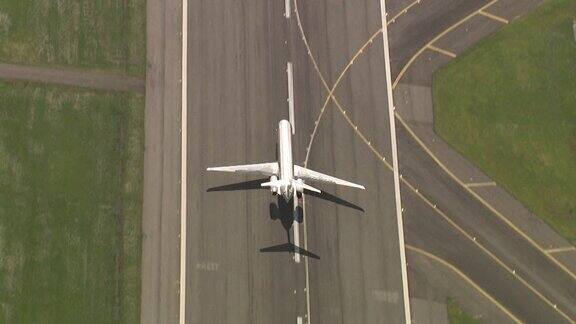 一架喷气式飞机在肯尼迪机场起飞
