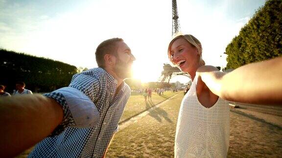 年轻夫妇在埃菲尔铁塔自拍-巴黎POV