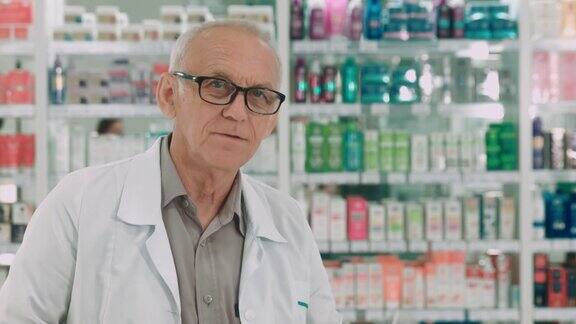 戴眼镜的男药剂师为一瓶药做广告
