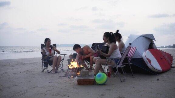 亚洲朋友喜欢在海滩上露营
