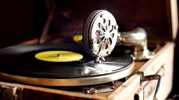 可循环的老式留声机录像播放一张唱片近距离的慢动作