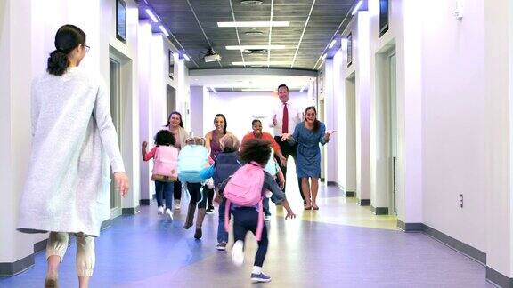 学龄前儿童在走廊里向父母跑去