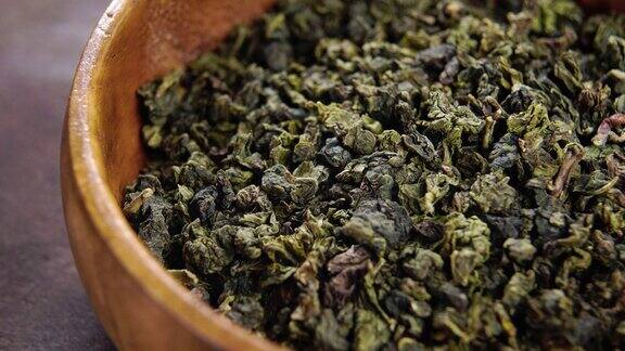 中国传统的干绿茶叶在乡村木碗