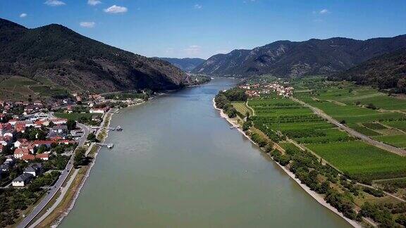飞越奥地利斯皮兹附近瓦肖山谷的多瑙河