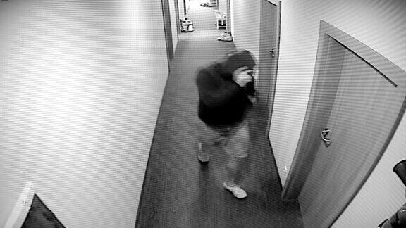 监控录像捕捉到一个小偷差点掉进公寓黑掉公寓门