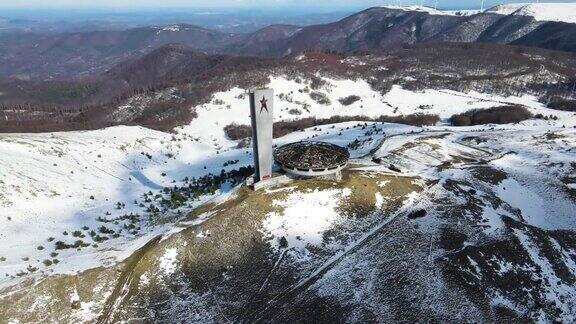 保加利亚Buzludzha峰废弃的保加利亚共产党纪念馆鸟瞰图
