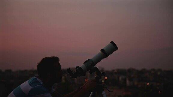人们用望远镜看星星