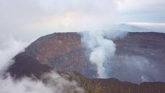 飞向尼拉贡戈活火山看着喷涌着浓烟的熔岩湖