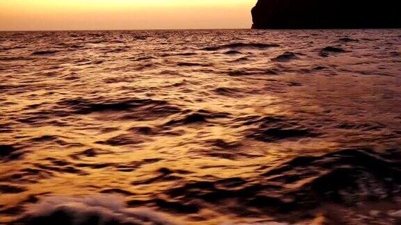 日落时海浪在海里
