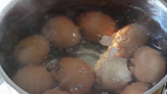 在锅里煮鸡蛋