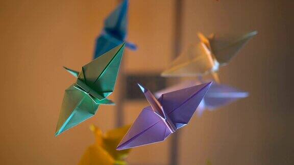 美丽的纸鹤在空中旋转底部视图艺术手工玩具