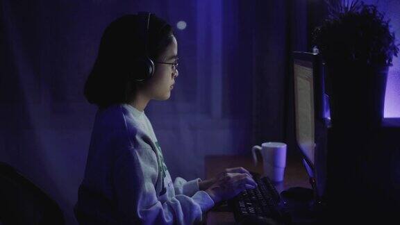 亚洲女性晚上在电脑前工作
