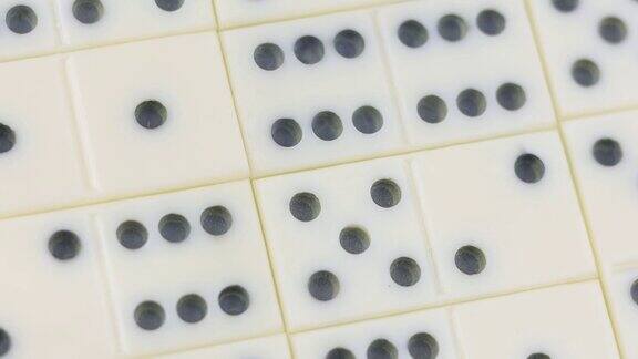 多米诺牌白色骰子配黑点