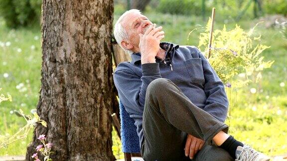 老男人坐在后院抽烟