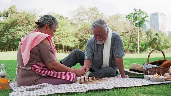 退休夫妇在公园里做休闲活动
