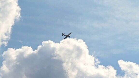 小飞机在天空中
