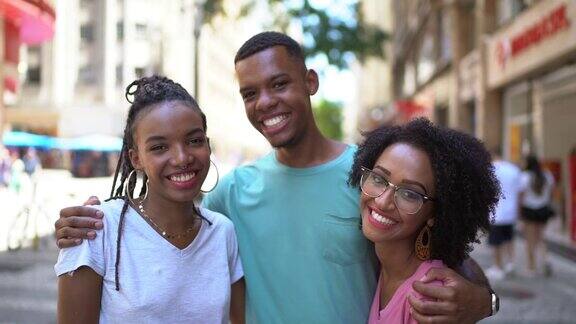 非洲裔拉丁青年在城市里拥抱肖像