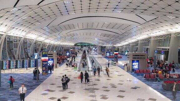 时光流逝:香港机场离境区的游客来往