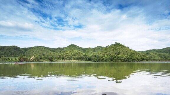 湖与山阴天位于泰国西部