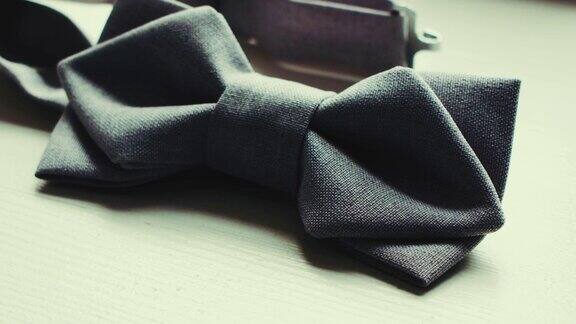 婚礼桌上放着黑色领结