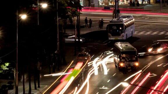 韩国首尔繁忙街道上夜间车辆交通的时间