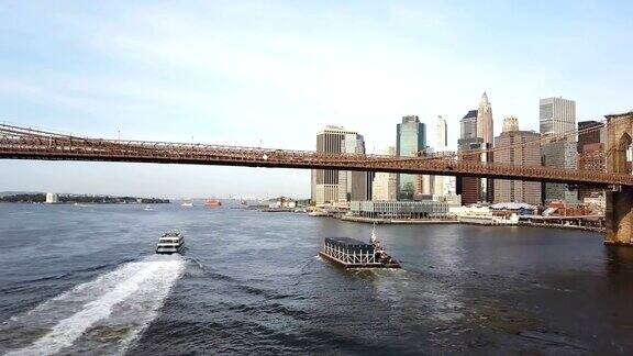 从布鲁克林大桥到美国纽约曼哈顿的鸟瞰图无人机从桥下穿过东河