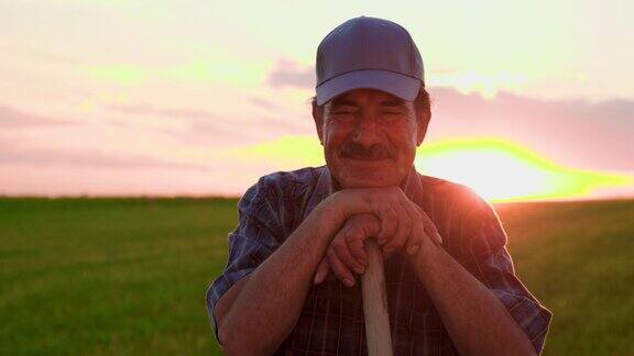 高兴的拉丁美洲农民戴着帽子望向别处转身面对镜头