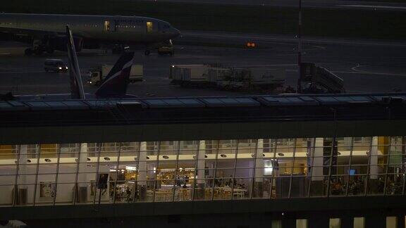 谢列梅捷沃机场的终点站和飞机在夜间的交通