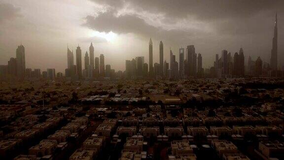 史诗般的城市景观鸟瞰图巨大的摩天大楼和冲破云层的太阳迪拜阿联酋