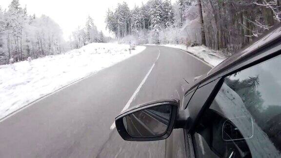 汽车POV:在冬天的奥地利山路上