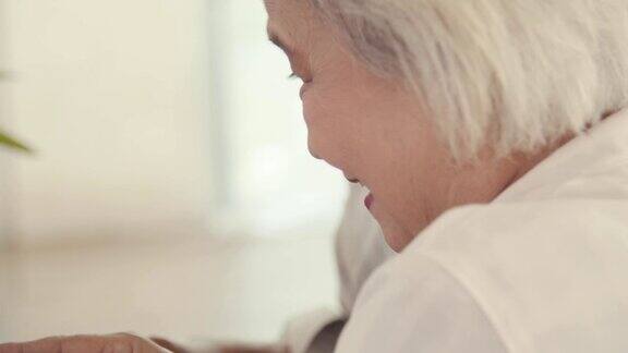 一对老年夫妇用智能手机和孙子聊天