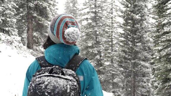 雪花落在健行女人的手上