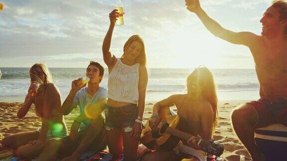朋友们在日落海滩聚会上放松