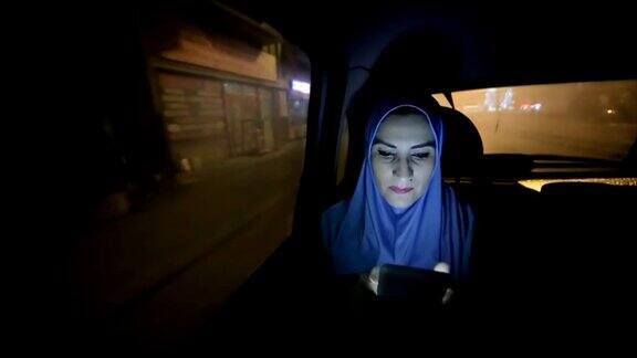 现代阿拉伯妇女在晚上乘坐汽车