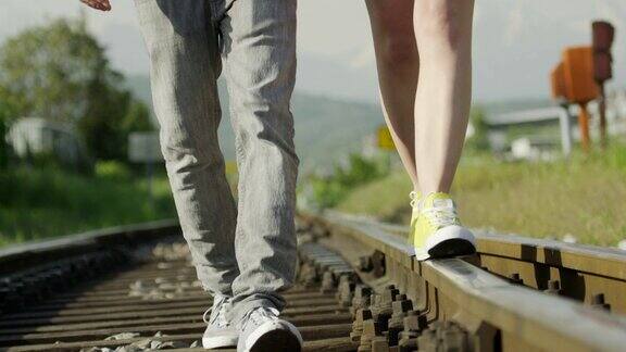慢镜头特写:一对在铁轨上拥抱的情侣